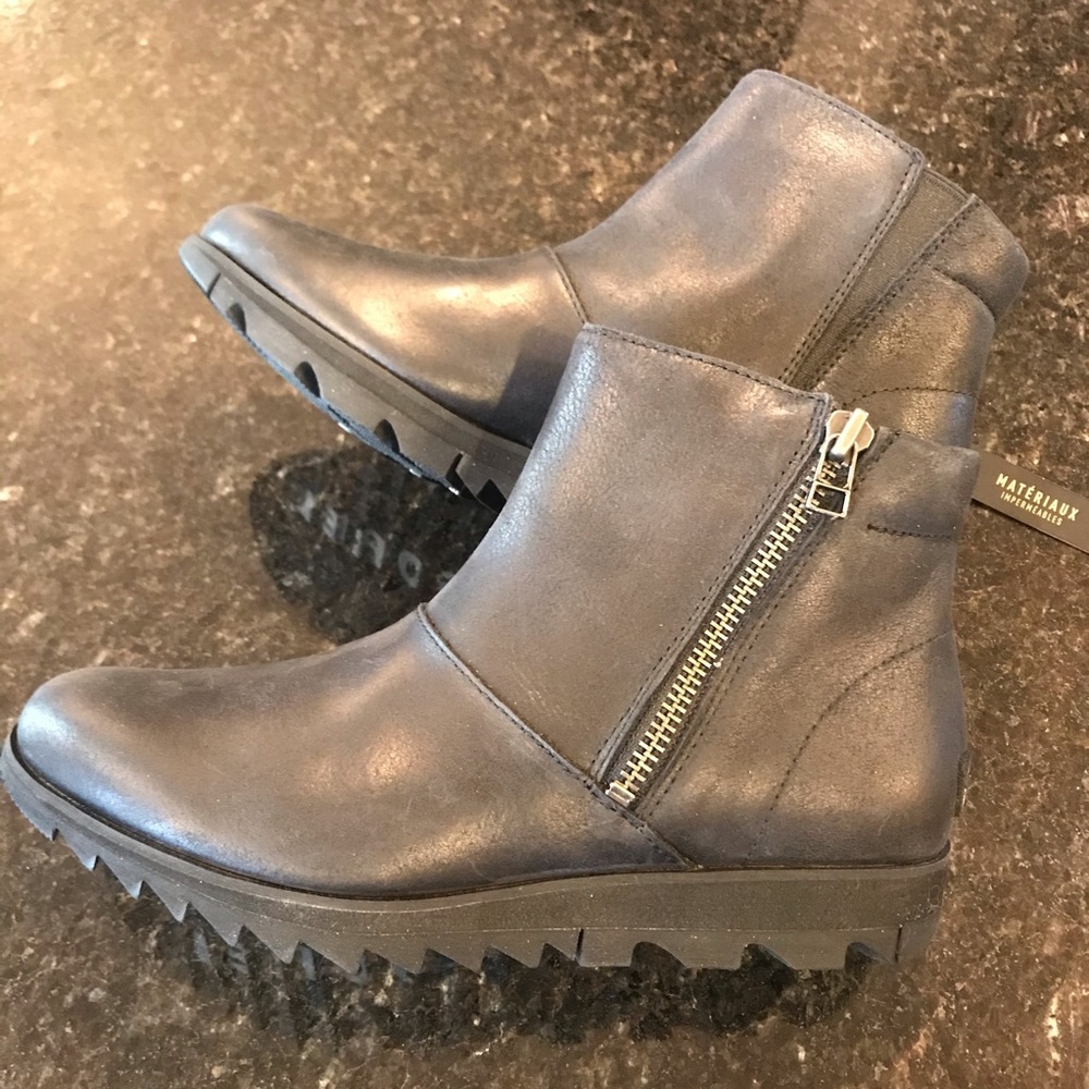 Sorel Black Leather Ankle Booties with Side Zip